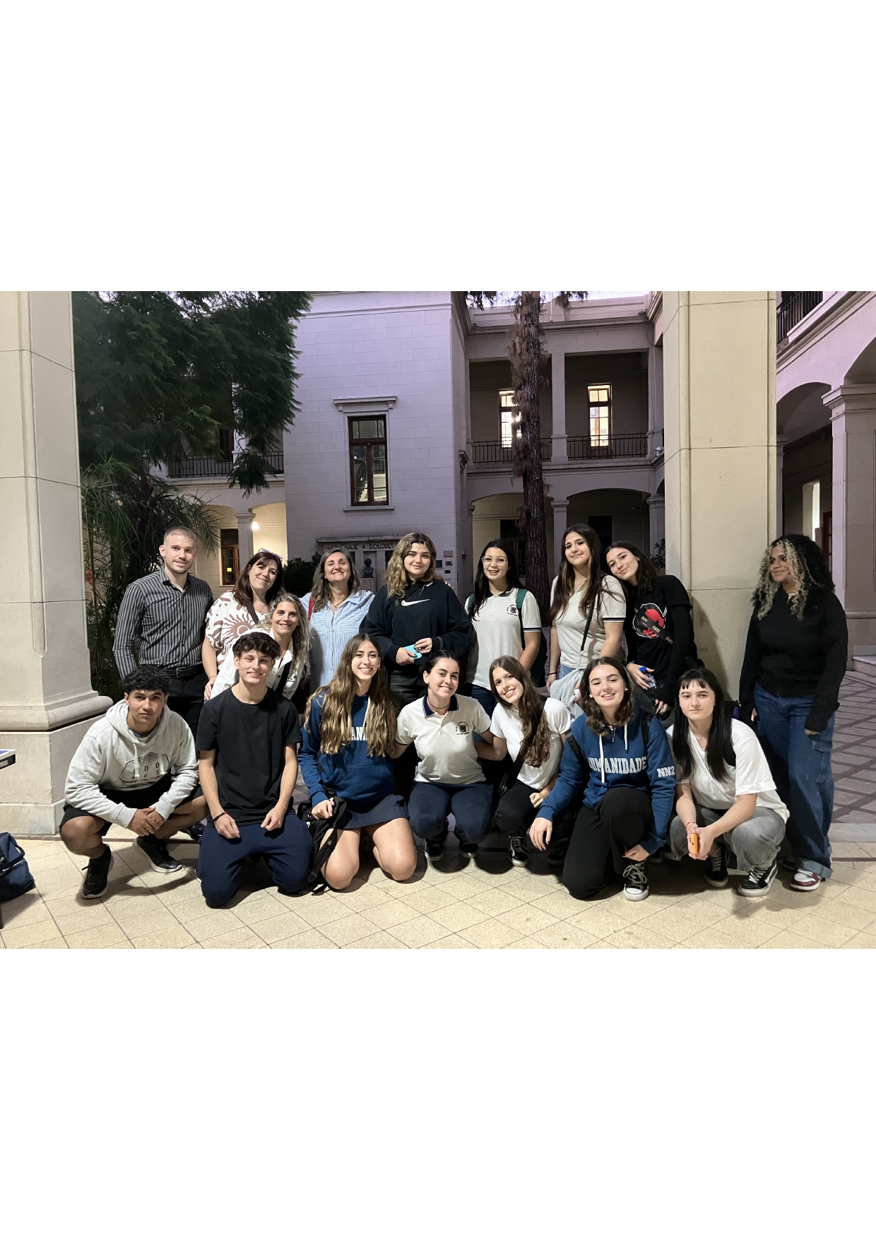 Grupo de estudiantes y docentes